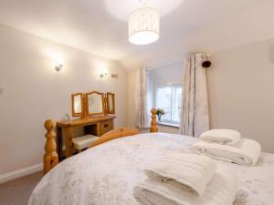 a bedroom with a bed with towels on it at 2 Bed in York oc-91049 in Kirkbymoorside