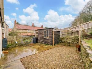 a tiny house in a garden with a fence at 2 Bed in York oc-91049 in Kirkbymoorside