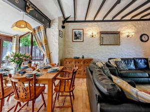 a living room with a table and a couch at 3 Bed in Bude oc-stafa in Poughill