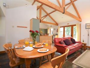 a living room with a table and a couch at 2 Bed in Sherborne oc-folwo in Long Burton