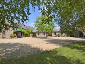 a house with a large driveway in front of it at 2 Bed in Sherborne oc-folwo in Long Burton