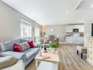 a living room with a couch and a table at 2 Bed in York oc-84001 in Crayke