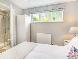 a bedroom with a bed and a window at 2 Bed in York oc-84001 in Crayke