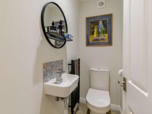 a bathroom with a sink and a toilet at 2 Bed in Ripon oc-88051 in Ripon +18 photos