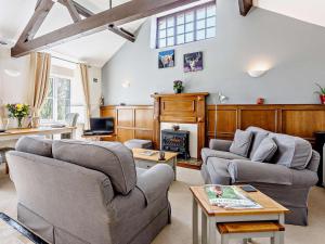 a living room with two couches and a fireplace at 1 Bed in Dulverton oc-lbard in Dulverton