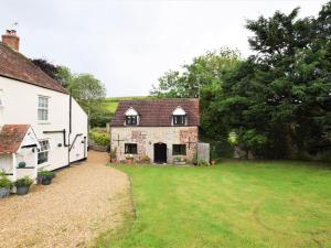 an old stone house with a yard in front of it at 2 Bed in Bridgwater oc-alden in Kilve