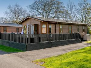 a small house with a fence in front of it at 2 Bed in Bridlington oc-79429 in Sewerby