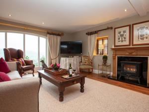 a living room with a couch and a fireplace at 2 Bed in Harrogate oc-75642 in Summer Bridge