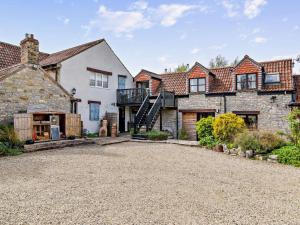 an exterior view of a house with a gravel driveway at 1 Bed in Wedmore oc-51340 in Chapel Allerton