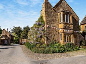 an old stone building with a bunch of flowers on it at 3 Bed in Montacute oc-92227 in Montacute