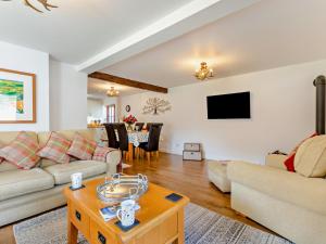 a living room with a couch and a table at 2 Bed in Driffield oc-79280 in Wold Newton
