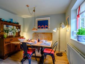a dining room with a wooden table and chairs at 1 Bed in Brockenhurst oc-78926 in Beaulieu