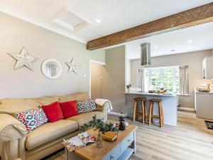 a living room with a couch and a table at 2 Bed in York oc-84000 in Crayke