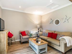 a living room with a couch and a table at 2 Bed in York oc-84000 in Crayke