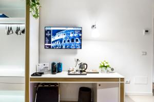 Un televizor și/sau centru de divertisment la LaHouse Rome by Premium Suites Collection