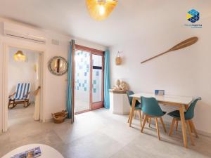 a living room with a table and chairs at Can Tassi in Porto Cristo