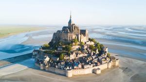 an aerial view of a castle on the beach at A la folie in Folligny