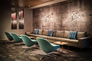 ein Wohnzimmer mit Sofa und Stühlen in der Unterkunft Best Western Hotel Kaiserslautern in Kaiserslautern