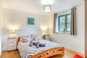 a bedroom with a bed with two towels on it at 3 Bed in Winnards Perch oc-m30557 in Saint Columb Major