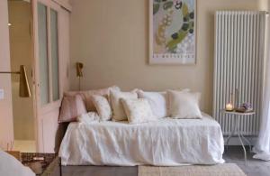 a living room with a white bed with pillows at Casa Martinez Relax Cles in Cles