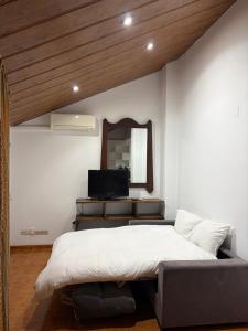 a bedroom with a large bed and a mirror at Ático centro Benicasim in Benicàssim