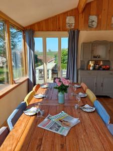 a wooden table in a room with a tableablish at Renard et l'abeille in Chalmoux