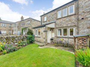 a stone house with a garden in front of it at 2 Bed in Skipton oc-87598 in Kettlewell