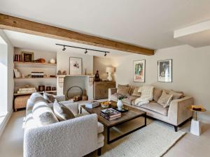 a living room with two couches and a table at 2 Bed in Knaresborough oc-95078 in Brompton