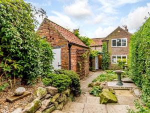 a garden in front of a brick house at 2 Bed in Malton oc-78794 in Norton