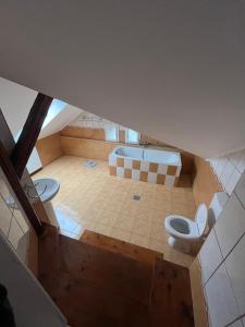 an overhead view of a bathroom with two toilets and a tub at Conacul Maria in Ocna-Mureşului