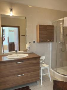a bathroom with a sink and a shower at Aquamarina Turkus Apartament 253 in Międzyzdroje +1 photo