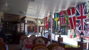 シダにあるDerya Motelの天井旗の下がるレストラン