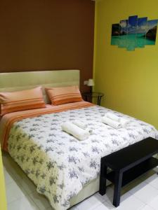 una camera da letto con un letto e due asciugamani di B&b La Ferrovia a Benevento