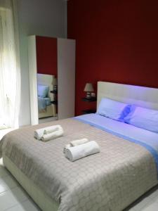 una camera da letto con un grande letto con asciugamani di B&b La Ferrovia a Benevento