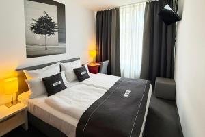 a hotel room with a large bed in it at Garner Hotel Berlin - Gendarmenmarkt by IHG in Berlin