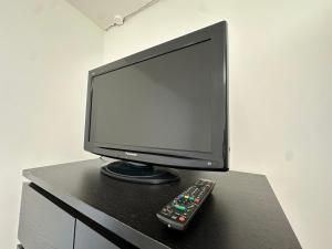 a television and a remote control sitting on a table at Zimmer für 2 Monteure in Heppenheim Kirschhausen in Kirschhausen