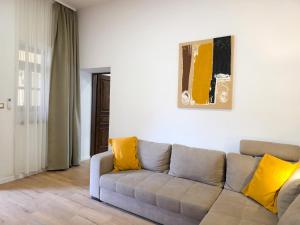 ein Wohnzimmer mit einer Couch und einem Gemälde an der Wand in der Unterkunft Csórtok in Lug