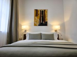 ein Schlafzimmer mit einem großen Bett und zwei Lampen in der Unterkunft Csórtok in Lug