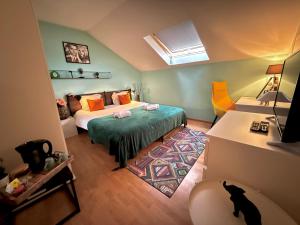 a small room with a bed and a couch at Seraphina in Zaventem