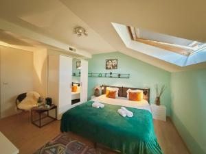 a bedroom with a bed with two towels on it at Seraphina in Zaventem