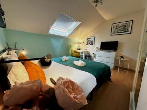 a bedroom with a bed and a television in it at Seraphina in Zaventem