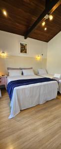 a bedroom with a large bed in a room at Quarto Familiar Centro in Pomerode