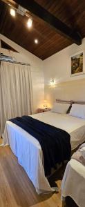 a bedroom with two beds in a room at Quarto Familiar Centro in Pomerode