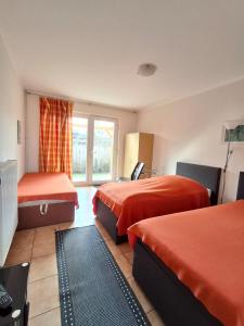 a hotel room with two beds and a window at Wandlitz-Pension Dampflok in Wandlitz