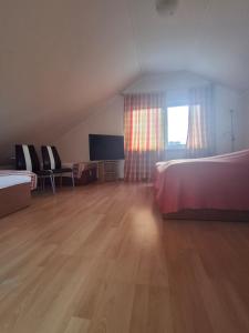 a large bedroom with a bed and a television at Wandlitz-Pension Dampflok in Wandlitz