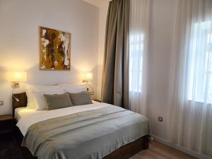 ein Schlafzimmer mit einem Bett in einem Zimmer mit Fenster in der Unterkunft Csórtok in Lug + 25 Fotos