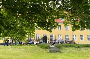 a group of people standing outside of a building at Anneberg Gæstehus in Nykøbing Sjælland