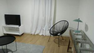 Televízia a/alebo spoločenská miestnosť v ubytovaní Apartamento El Reloj