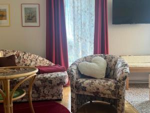 a room with a chair with a heart pillow on it at PusteBlume in Bückeburg