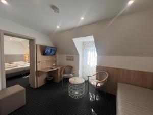 a hotel room with a bed and a table and chairs at Hotel Kriemhilde in Worms